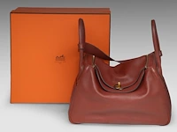 A hermès lindy 34 rouge hermès veau swift leather handbag with cc hardware 22 x 34 x 16 cm. (8.66 x 13.39 x 6.29 in.) - afbeelding 4 van  19