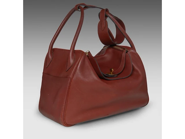 A hermès lindy 34 rouge hermès veau swift leather handbag with cc hardware 22 x 34 x 16 cm. (8.66 x 13.39 x 6.29 in.) - afbeelding 13 van  19