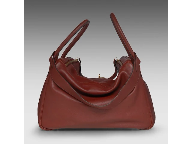 A hermès lindy 34 rouge hermès veau swift leather handbag with cc hardware 22 x 34 x 16 cm. (8.66 x 13.39 x 6.29 in.) - afbeelding 16 van  19