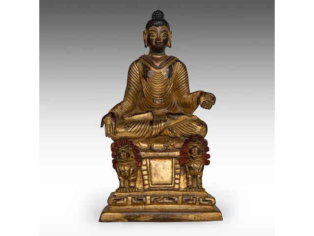 A himalayan kashmir revival gilt bronze figure of buddha shakyamuni, 19thc/20thc, h 21,4 cm - weight about 2431g - afbeelding 1 van  7