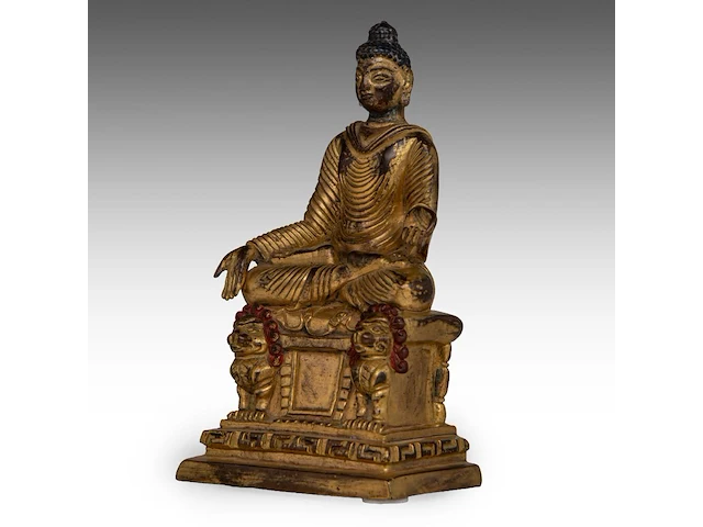 A himalayan kashmir revival gilt bronze figure of buddha shakyamuni, 19thc/20thc, h 21,4 cm - weight about 2431g - afbeelding 2 van  7