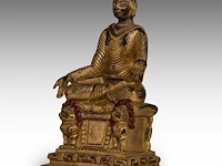 A himalayan kashmir revival gilt bronze figure of buddha shakyamuni, 19thc/20thc, h 21,4 cm - weight about 2431g - afbeelding 2 van  7