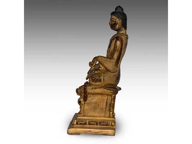 A himalayan kashmir revival gilt bronze figure of buddha shakyamuni, 19thc/20thc, h 21,4 cm - weight about 2431g - afbeelding 3 van  7