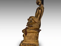 A himalayan kashmir revival gilt bronze figure of buddha shakyamuni, 19thc/20thc, h 21,4 cm - weight about 2431g - afbeelding 3 van  7
