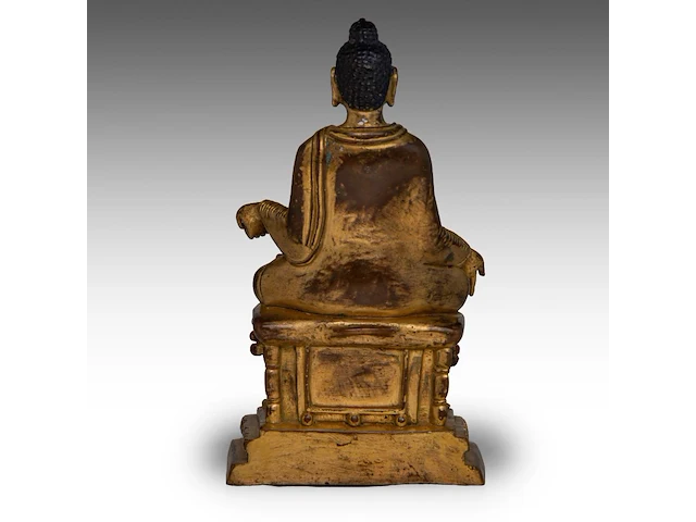 A himalayan kashmir revival gilt bronze figure of buddha shakyamuni, 19thc/20thc, h 21,4 cm - weight about 2431g - afbeelding 4 van  7