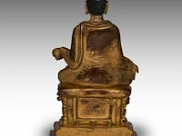 A himalayan kashmir revival gilt bronze figure of buddha shakyamuni, 19thc/20thc, h 21,4 cm - weight about 2431g - afbeelding 4 van  7