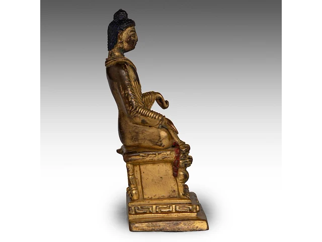 A himalayan kashmir revival gilt bronze figure of buddha shakyamuni, 19thc/20thc, h 21,4 cm - weight about 2431g - afbeelding 5 van  7