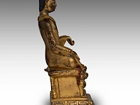 A himalayan kashmir revival gilt bronze figure of buddha shakyamuni, 19thc/20thc, h 21,4 cm - weight about 2431g - afbeelding 5 van  7