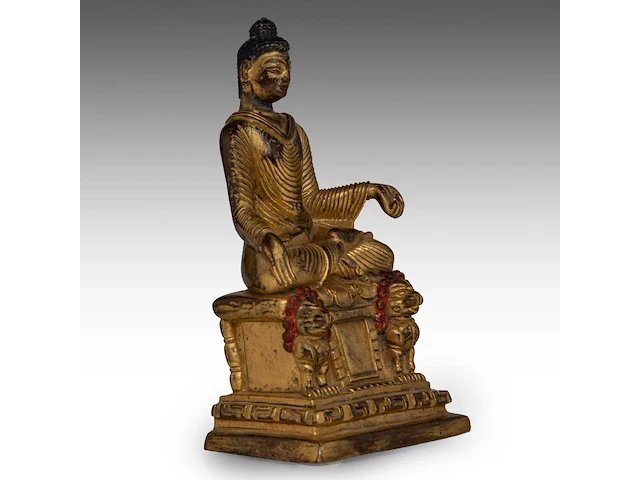 A himalayan kashmir revival gilt bronze figure of buddha shakyamuni, 19thc/20thc, h 21,4 cm - weight about 2431g - afbeelding 6 van  7