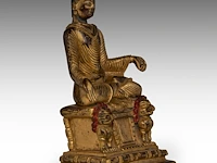 A himalayan kashmir revival gilt bronze figure of buddha shakyamuni, 19thc/20thc, h 21,4 cm - weight about 2431g - afbeelding 6 van  7