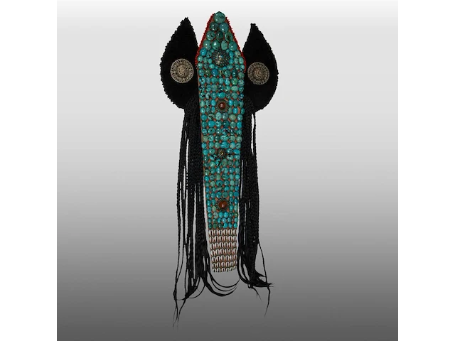 A himalayan ladakhi perak headpiece with metalwork, coral beads, turquoise and agate cabochons, shells, and braids, 20thc, l 77,5 cm - afbeelding 1 van  4