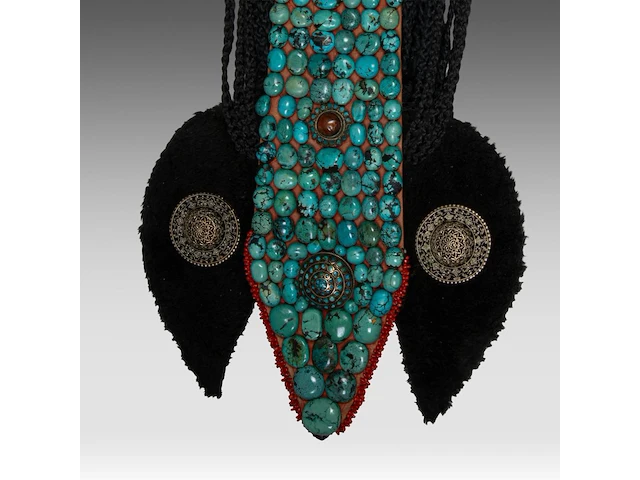 A himalayan ladakhi perak headpiece with metalwork, coral beads, turquoise and agate cabochons, shells, and braids, 20thc, l 77,5 cm - afbeelding 2 van  4