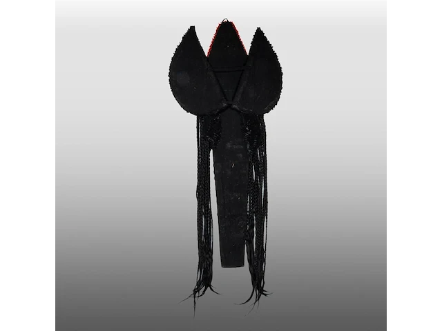 A himalayan ladakhi perak headpiece with metalwork, coral beads, turquoise and agate cabochons, shells, and braids, 20thc, l 77,5 cm - afbeelding 4 van  4