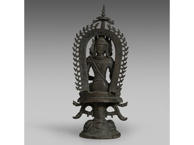 A himalayan pala style bronze figure of the crowned buddha shakyamuni, total h 44,5 cm - afbeelding 4 van  7