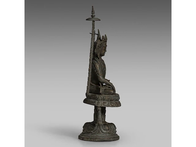 A himalayan pala style bronze figure of the crowned buddha shakyamuni, total h 44,5 cm - afbeelding 5 van  7