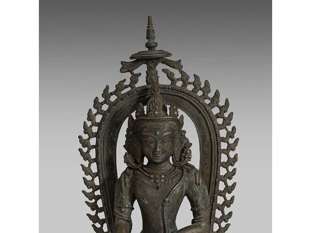 A himalayan pala style bronze figure of the crowned buddha shakyamuni, total h 44,5 cm - afbeelding 7 van  7