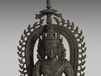 A himalayan pala style bronze figure of the crowned buddha shakyamuni, total h 44,5 cm - afbeelding 7 van  7