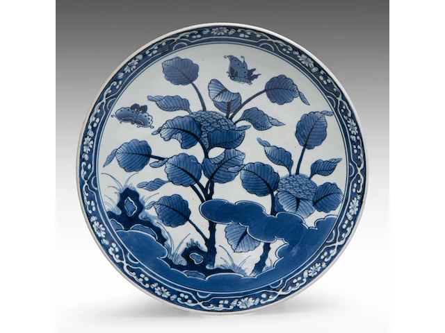 A japanese arita blue and white 'butterflies fluttering amongst hortensia' large plate, signed, ø 47 cm - afbeelding 1 van  6