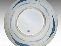 A japanese arita blue and white 'butterflies fluttering amongst hortensia' large plate, signed, ø 47 cm - afbeelding 2 van  6