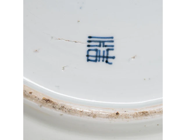 A japanese arita blue and white 'butterflies fluttering amongst hortensia' large plate, signed, ø 47 cm - afbeelding 3 van  6
