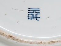 A japanese arita blue and white 'butterflies fluttering amongst hortensia' large plate, signed, ø 47 cm - afbeelding 3 van  6