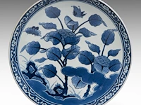 A japanese arita blue and white 'butterflies fluttering amongst hortensia' large plate, signed, ø 47 cm - afbeelding 4 van  6