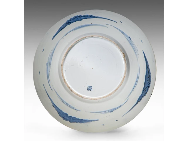 A japanese arita blue and white 'butterflies fluttering amongst hortensia' large plate, signed, ø 47 cm - afbeelding 5 van  6