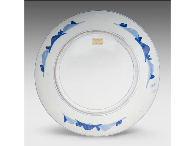 A japanese arita ware dish with a landscape of cranes and a waterfall, marked, 19thc, ø 46 cm - afbeelding 2 van  2