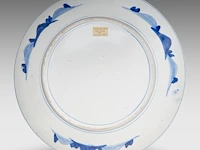 A japanese arita ware dish with a landscape of cranes and a waterfall, marked, 19thc, ø 46 cm - afbeelding 2 van  2