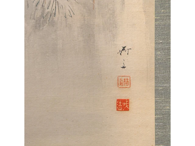 A japanese 'birds on a cliff' and a 'magpies in a lotus pond' painting, both framed 137,5 x 65,5 cm - afbeelding 4 van  12