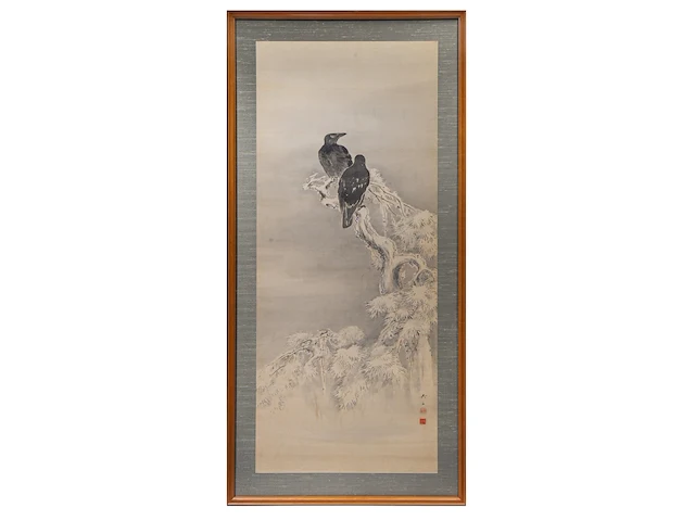 A japanese 'birds on a cliff' and a 'magpies in a lotus pond' painting, both framed 137,5 x 65,5 cm - afbeelding 6 van  12