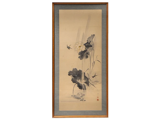 A japanese 'birds on a cliff' and a 'magpies in a lotus pond' painting, both framed 137,5 x 65,5 cm - afbeelding 9 van  12