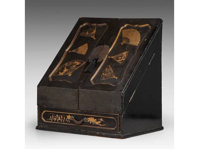 A japanese black and gold lacquer letter holder, decorated with fans and bonsai, meiji period (1868-1912), h 33 cm - w 31,5 cm - d 21 cm - afbeelding 1 van  7
