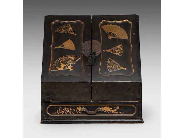 A japanese black and gold lacquer letter holder, decorated with fans and bonsai, meiji period (1868-1912), h 33 cm - w 31,5 cm - d 21 cm - afbeelding 2 van  7