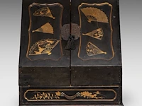 A japanese black and gold lacquer letter holder, decorated with fans and bonsai, meiji period (1868-1912), h 33 cm - w 31,5 cm - d 21 cm - afbeelding 2 van  7