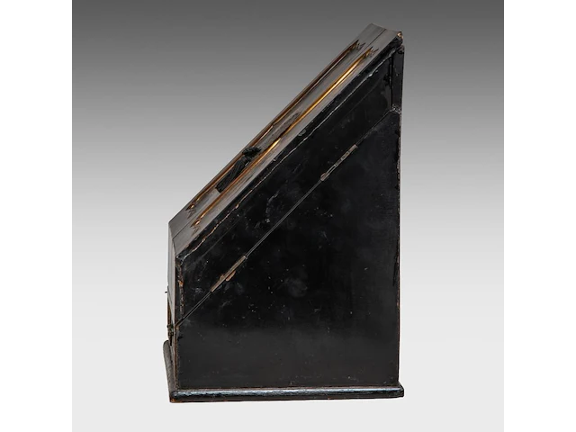 A japanese black and gold lacquer letter holder, decorated with fans and bonsai, meiji period (1868-1912), h 33 cm - w 31,5 cm - d 21 cm - afbeelding 3 van  7
