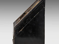 A japanese black and gold lacquer letter holder, decorated with fans and bonsai, meiji period (1868-1912), h 33 cm - w 31,5 cm - d 21 cm - afbeelding 3 van  7
