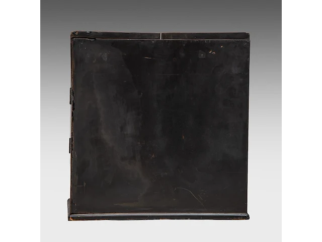 A japanese black and gold lacquer letter holder, decorated with fans and bonsai, meiji period (1868-1912), h 33 cm - w 31,5 cm - d 21 cm - afbeelding 4 van  7
