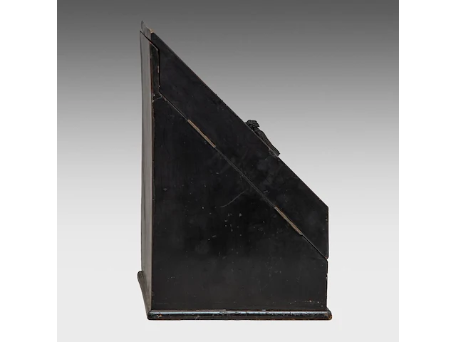 A japanese black and gold lacquer letter holder, decorated with fans and bonsai, meiji period (1868-1912), h 33 cm - w 31,5 cm - d 21 cm - afbeelding 5 van  7