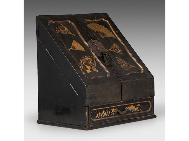 A japanese black and gold lacquer letter holder, decorated with fans and bonsai, meiji period (1868-1912), h 33 cm - w 31,5 cm - d 21 cm - afbeelding 6 van  7