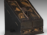 A japanese black and gold lacquer letter holder, decorated with fans and bonsai, meiji period (1868-1912), h 33 cm - w 31,5 cm - d 21 cm - afbeelding 6 van  7