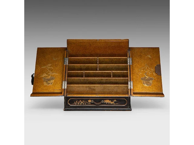 A japanese black and gold lacquer letter holder, decorated with fans and bonsai, meiji period (1868-1912), h 33 cm - w 31,5 cm - d 21 cm - afbeelding 7 van  7