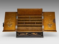 A japanese black and gold lacquer letter holder, decorated with fans and bonsai, meiji period (1868-1912), h 33 cm - w 31,5 cm - d 21 cm - afbeelding 7 van  7