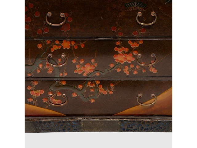 A japanese black and gold lacquered cabinet, mon symbols on the exterior and the 'three friends of winter' on the interior, meiji period (1868-1912), h 107,5 - 90 x 44,5 cm - afbeelding 2 van  13