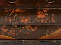 A japanese black and gold lacquered cabinet, mon symbols on the exterior and the 'three friends of winter' on the interior, meiji period (1868-1912), h 107,5 - 90 x 44,5 cm - afbeelding 2 van  13
