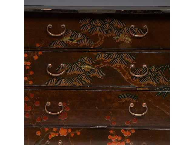A japanese black and gold lacquered cabinet, mon symbols on the exterior and the 'three friends of winter' on the interior, meiji period (1868-1912), h 107,5 - 90 x 44,5 cm - afbeelding 3 van  13