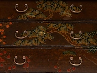 A japanese black and gold lacquered cabinet, mon symbols on the exterior and the 'three friends of winter' on the interior, meiji period (1868-1912), h 107,5 - 90 x 44,5 cm - afbeelding 3 van  13