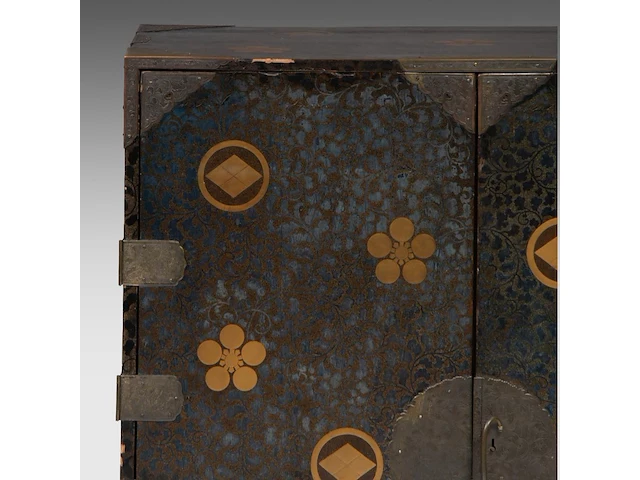 A japanese black and gold lacquered cabinet, mon symbols on the exterior and the 'three friends of winter' on the interior, meiji period (1868-1912), h 107,5 - 90 x 44,5 cm - afbeelding 4 van  13