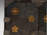A japanese black and gold lacquered cabinet, mon symbols on the exterior and the 'three friends of winter' on the interior, meiji period (1868-1912), h 107,5 - 90 x 44,5 cm - afbeelding 4 van  13