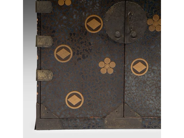 A japanese black and gold lacquered cabinet, mon symbols on the exterior and the 'three friends of winter' on the interior, meiji period (1868-1912), h 107,5 - 90 x 44,5 cm - afbeelding 5 van  13